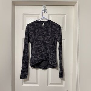 Lululemon close to crossing long sleeve size 4 euc